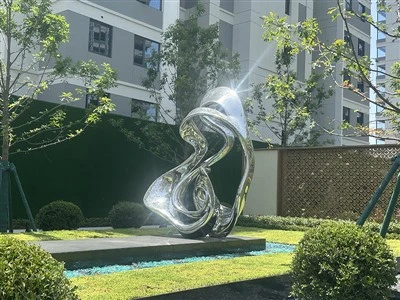 Сучасна скульптура з нержавіючої сталі